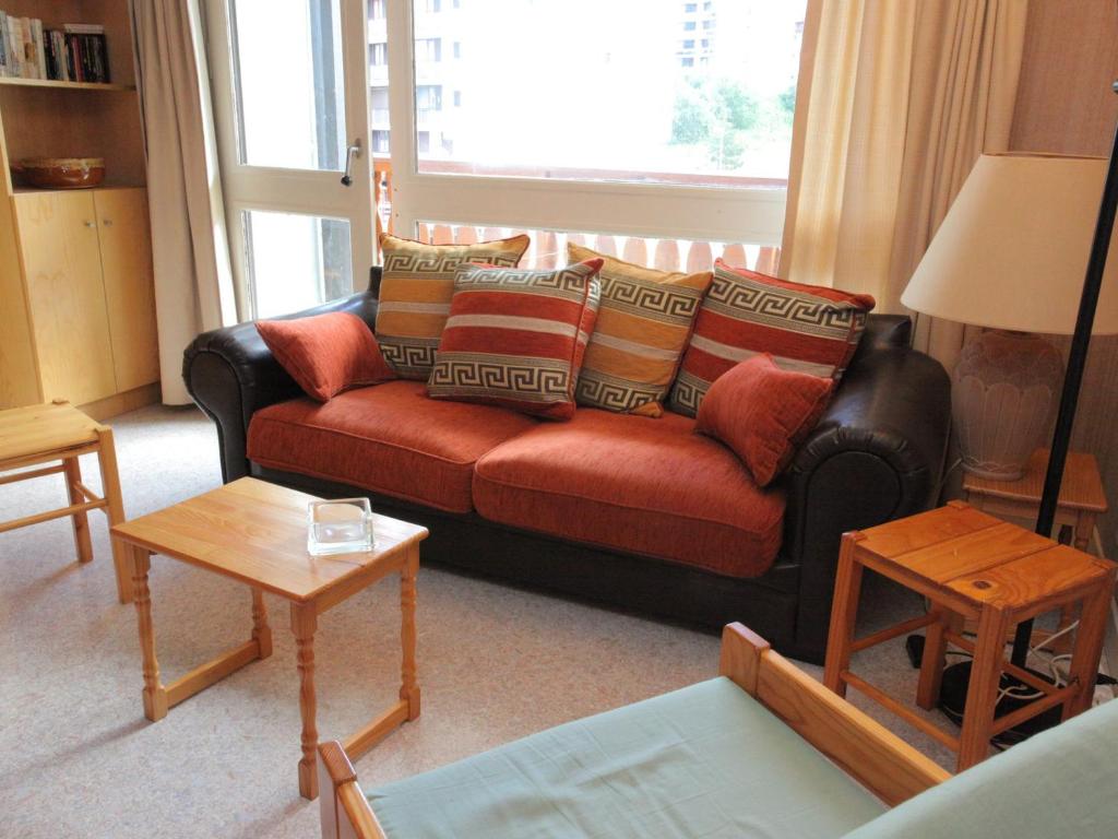 sala de estar con sofá rojo y ventana en Appartement La Toussuire, 2 pièces, 6 personnes - FR-1-416-64, en La Toussuire