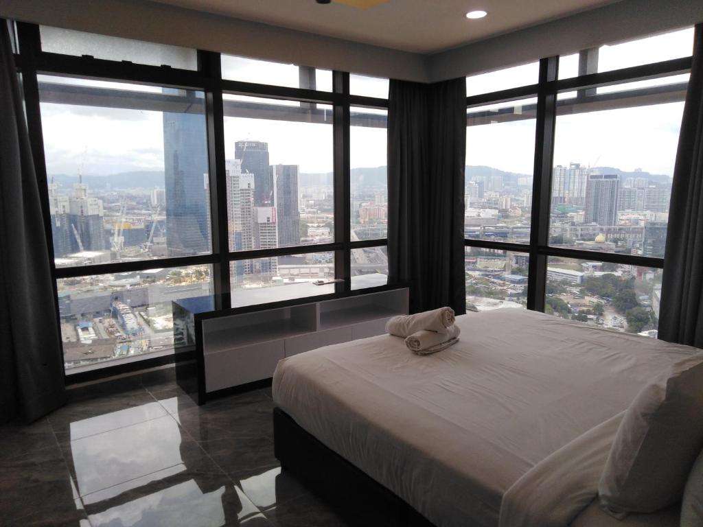 Un dormitorio con una cama con una toalla. en Star Suite At Times Square KL, en Kuala Lumpur