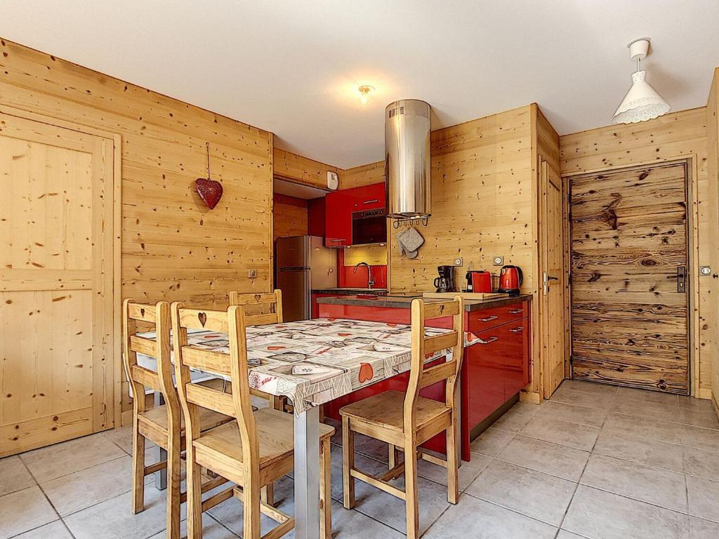 a kitchen with a table and some wooden walls at Appartement lumineux face aux pistes, 3 chambres, 6 pers., centre station, 73300 Fontcouverte-la-Toussuire - FR-1-416-35 in La Toussuire