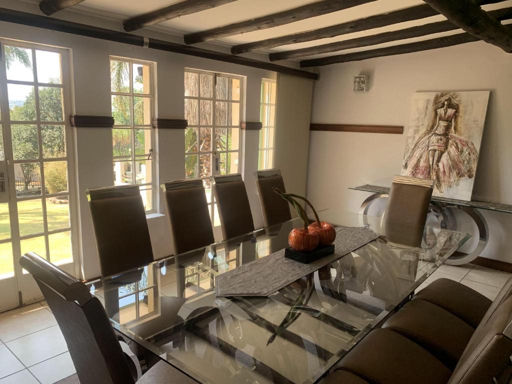 Safari Apartments -Beautiful 3 bedrooms, 10-seater dining , TV room, Garden & Pool - Appartamento Superior
