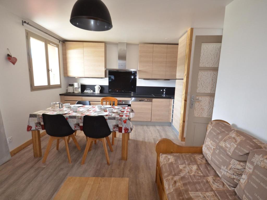 Appartement Les Menuires, 3 pièces, 6 personnes - FR-1-452-1にあるキッチンまたは簡易キッチン