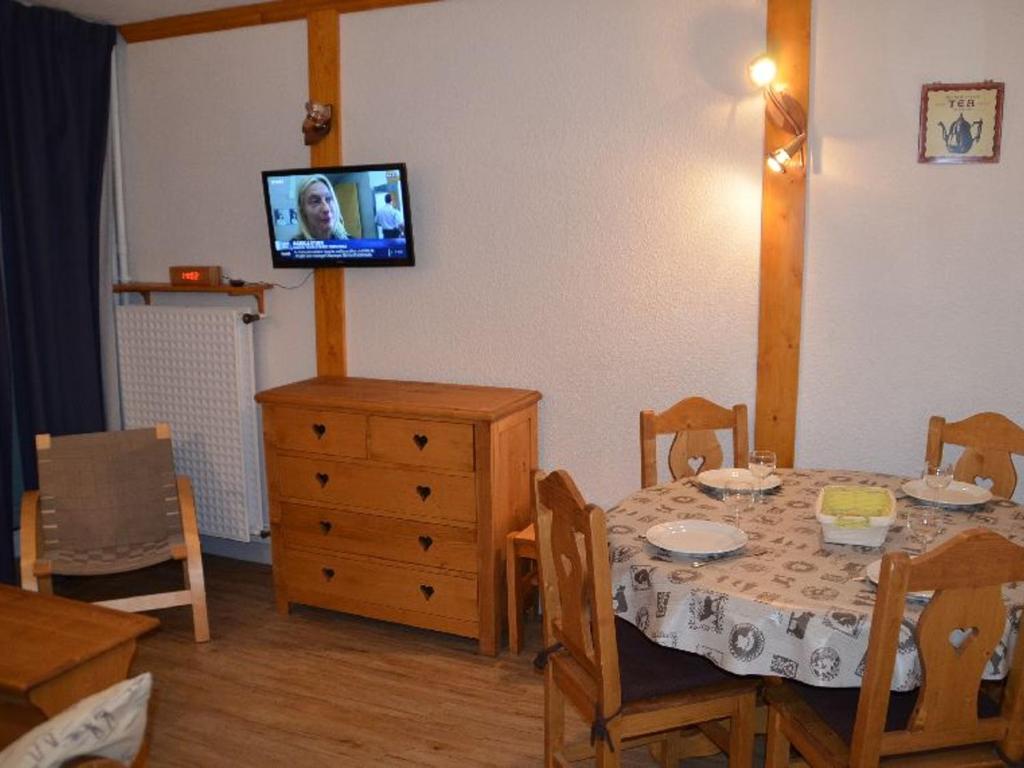 Appartement Les Menuires, 2 pièces, 4 personnes - FR-1-452-37にあるテレビまたはエンターテインメントセンター