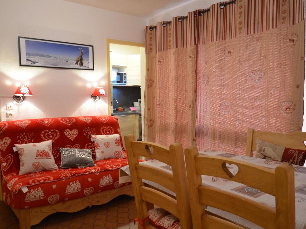 ein Wohnzimmer mit einem Sofa und einem Stuhl in der Unterkunft Appartement Les Menuires, 2 pièces, 4 personnes - FR-1-452-28 in Les Menuires