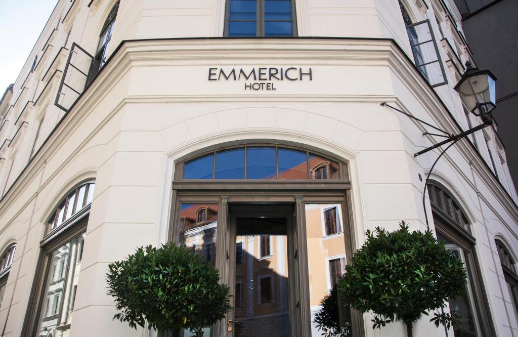 a building with the entrance to the emigrant hotel at Emmerich Hotel Görlitz in Görlitz