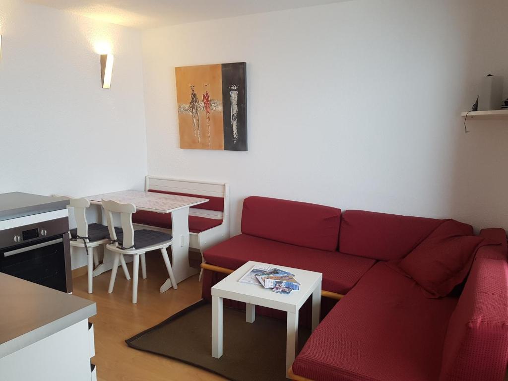Uma área de estar em Appartement Les Menuires, 2 pièces, 4 personnes - FR-1-452-74