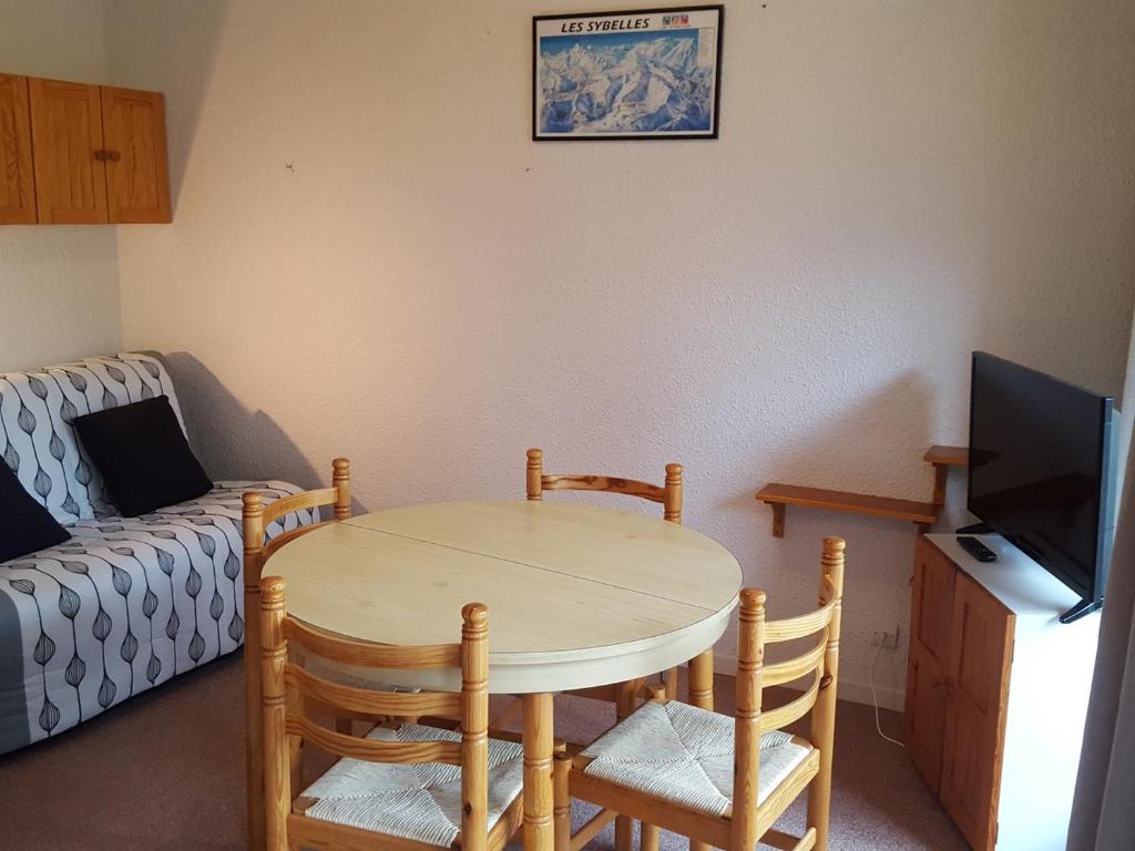 un salon avec une table et un canapé dans l'établissement Studio 4 pers. avec balcon sud, proche pistes et commerces, tout équipé - FR-1-416-181, à La Toussuire