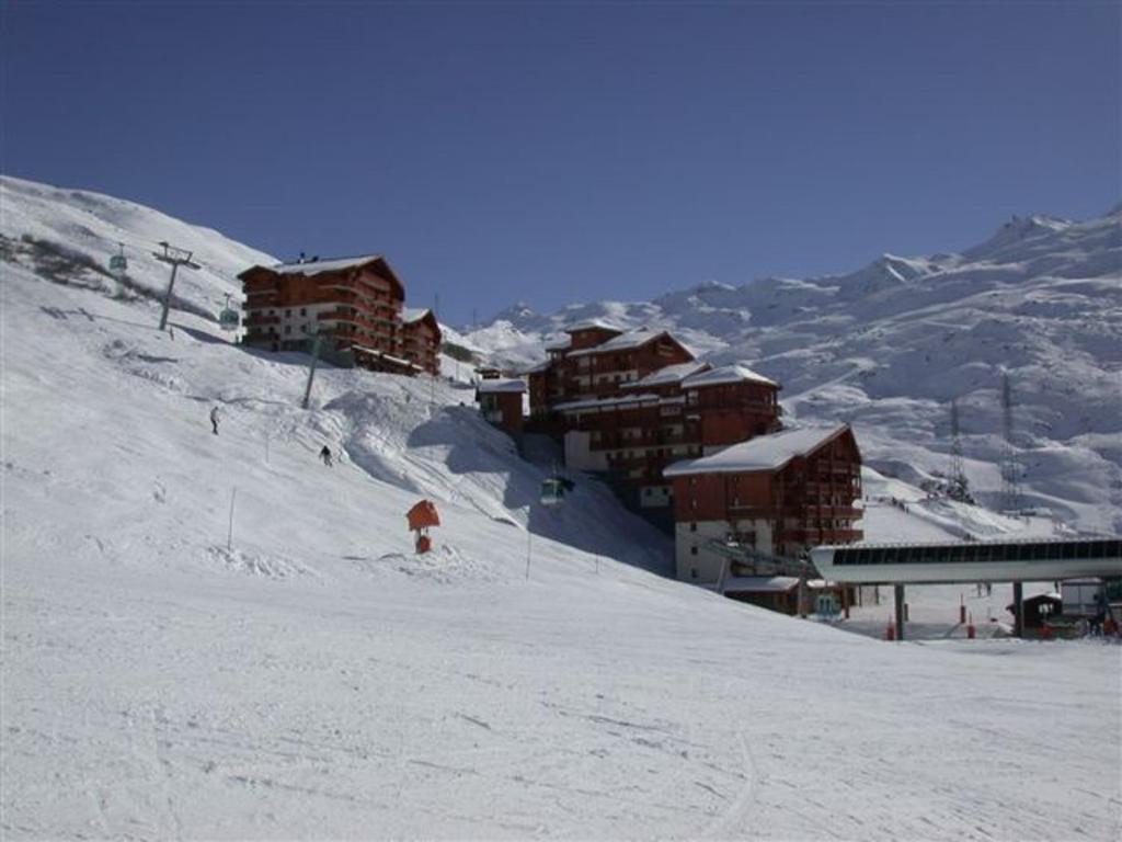 a person is skiing down a snow covered mountain at Appartement Les Menuires, 2 pièces, 4 personnes - FR-1-452-253 in Les Menuires