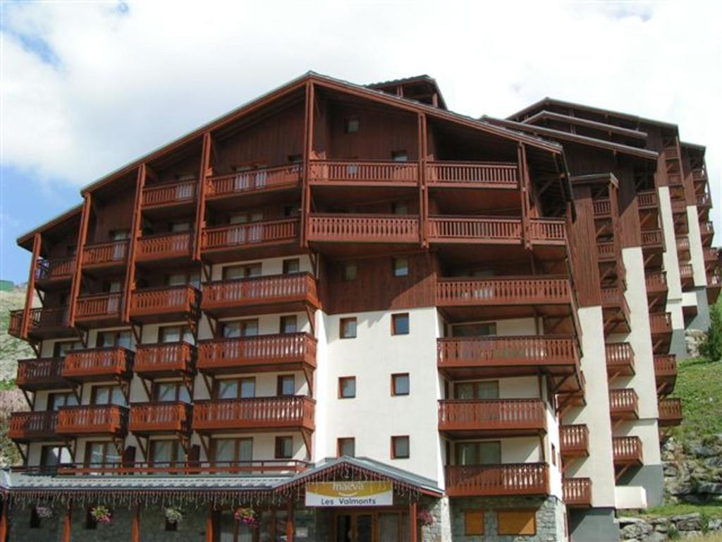 a large building with balconies on the side of it at Appartement Les Menuires, 2 pièces, 4 personnes - FR-1-452-253 in Les Menuires