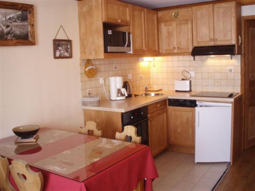 Appartement Les Menuires, 2 pièces, 4 personnes - FR-1-452-245 tesisinde mutfak veya mini mutfak