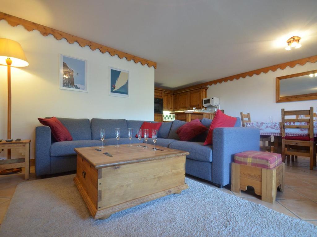 uma sala de estar com um sofá azul e uma mesa de centro em Appartement Les Menuires, 4 pièces, 6 personnes - FR-1-452-246 em Les Menuires