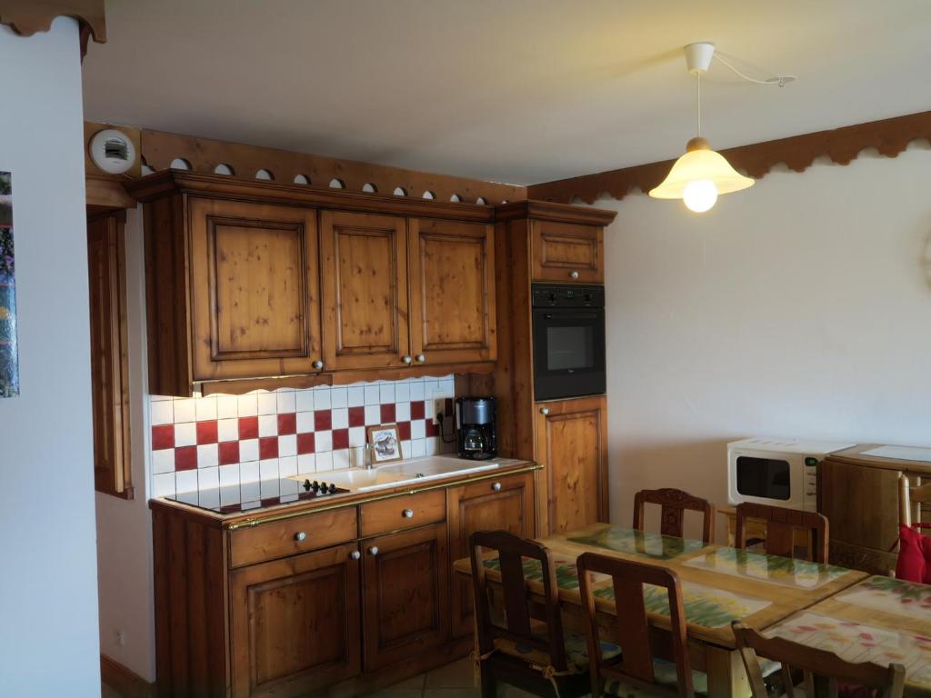 O bucătărie sau chicinetă la Appartement Les Menuires, 3 pièces, 6 personnes - FR-1-452-224