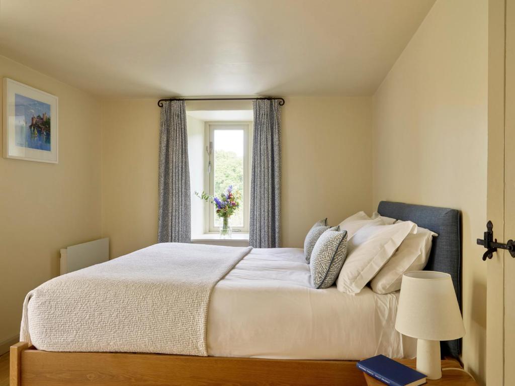 Postel nebo postele na pokoji v ubytování Burrator Cottage