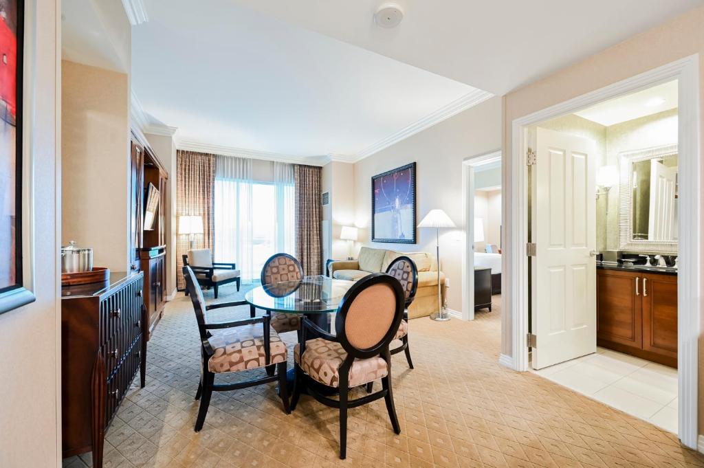 Kuchyň nebo kuchyňský kout v ubytování StripViewSuites at Signature