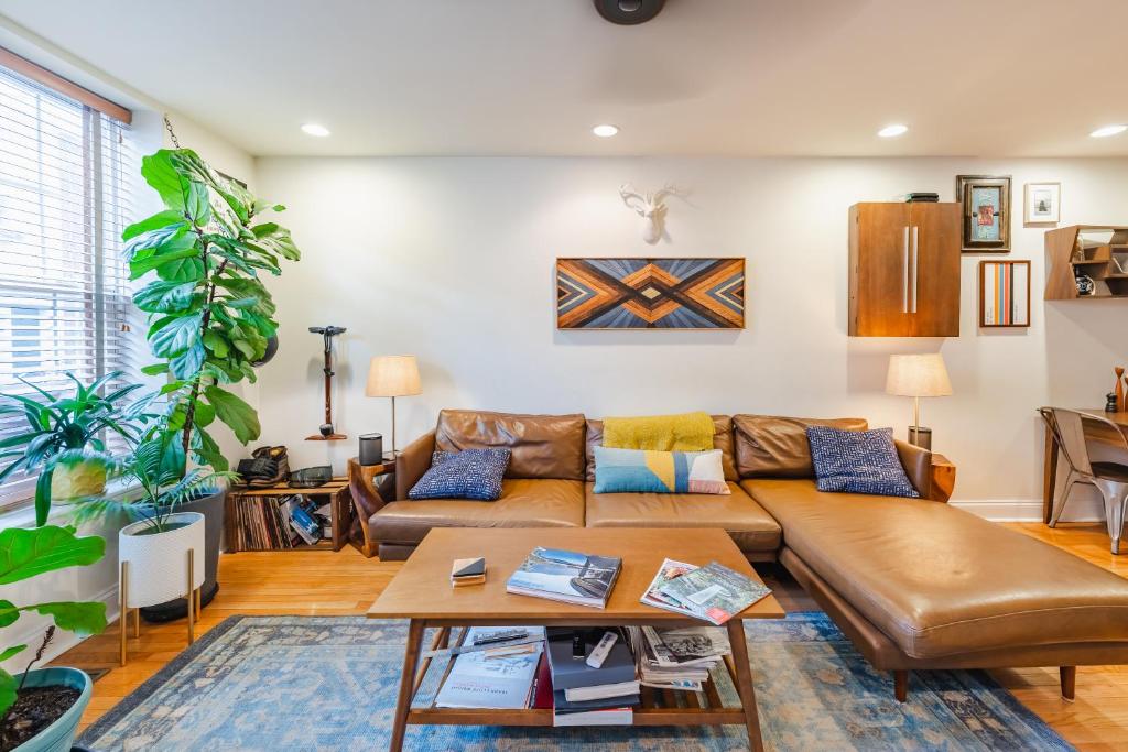 sala de estar con sofá y mesa en Bedroom in thoughtfully decorated East Passyunk home (South Philadelphia) en Filadelfia