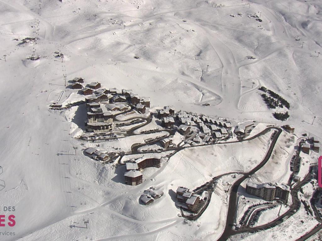 an aerial view of a resort in the snow at Studio Les Menuires, 1 pièce, 2 personnes - FR-1-452-144 in Les Menuires