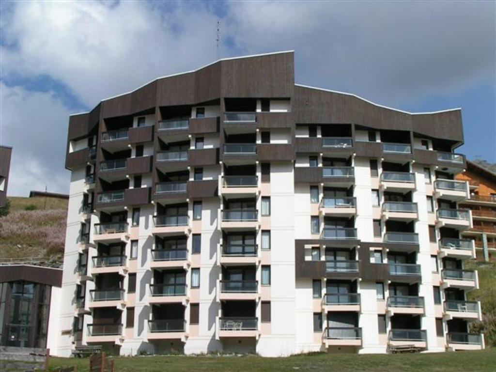 a large apartment building with a brown roof at Studio Les Menuires, 1 pièce, 2 personnes - FR-1-452-144 in Les Menuires