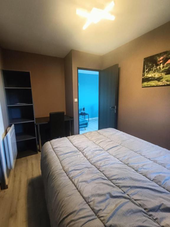 Posteľ alebo postele v izbe v ubytovaní LE BRON ACCUEIL - TOPDESTINATION-LYON