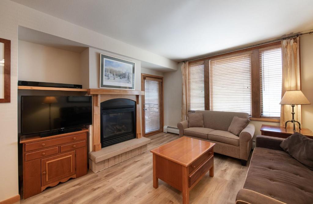 Comfortable Zephyr Mountain Lodge condo with the perfect view from the