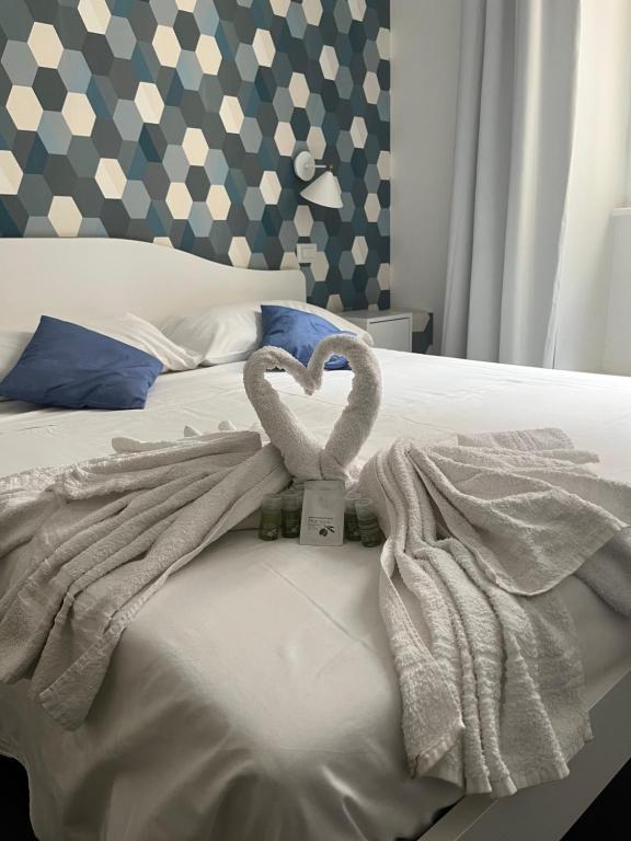 Una cama con dos toallas encima. en Trastevere four seasons Manara, en Roma