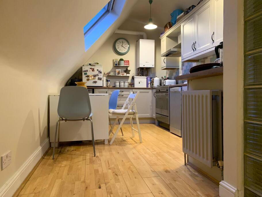Una cocina o cocineta en Bright and Cosy 2 bedroom flat, close to station