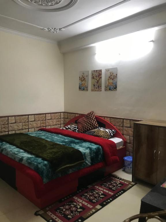Postel nebo postele na pokoji v ubytování Shimla Regency