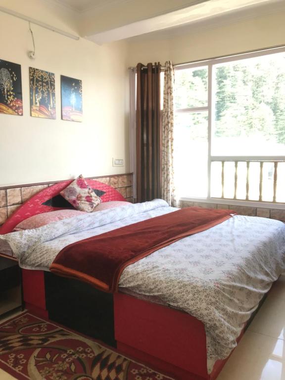 Postel nebo postele na pokoji v ubytování Shimla Regency