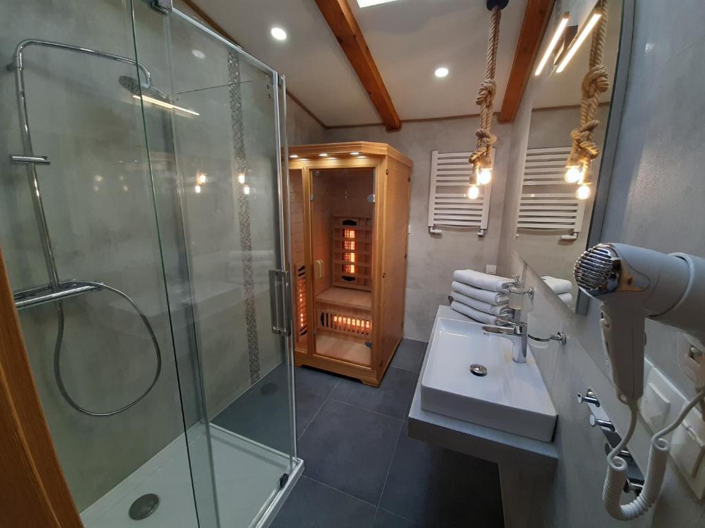 Koupelna v ubytování Willa Rosa-apartamenty z prywatną sauną