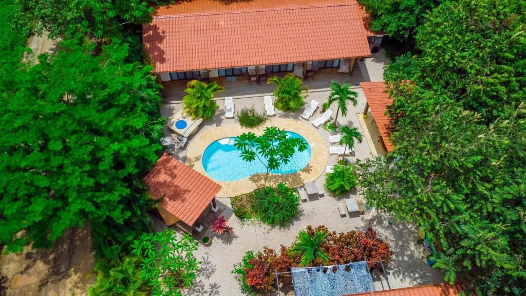 een uitzicht over een resort met een zwembad en bomen bij Surfside Mar Y Posa in Playa Flamingo