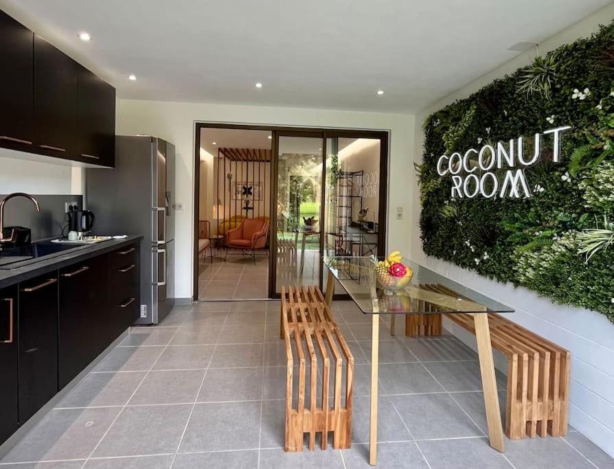 Kuhinja ili čajna kuhinja u objektu Coconut Room - Entre mer et forêt avec piscine