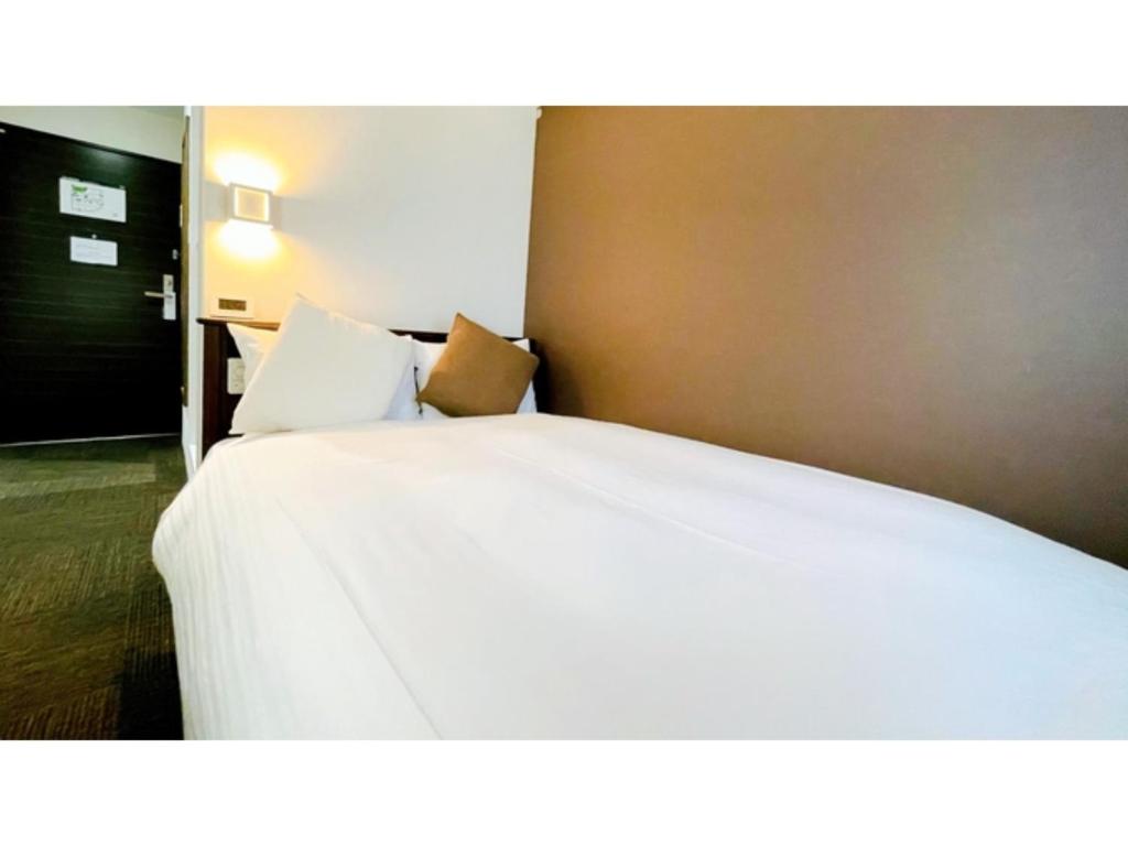 1 cama blanca grande en una habitación de hotel en Eins,Inn Umeda Higashi - Vacation STAY 30028v en Osaka