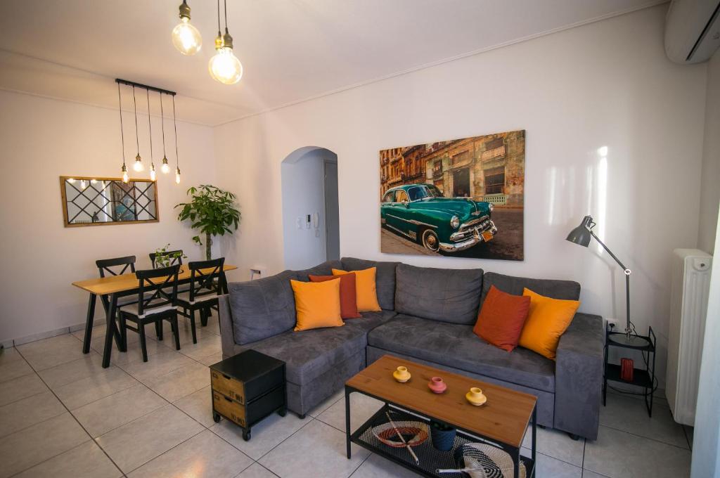 een woonkamer met een blauwe bank en een tafel bij The Coffee House in Tríkala
