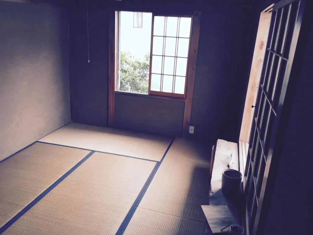 ein leeres Zimmer mit einer Tür und einem Fenster in der Unterkunft Mugi no oyado - Vacation STAY 13498 in Kuwana