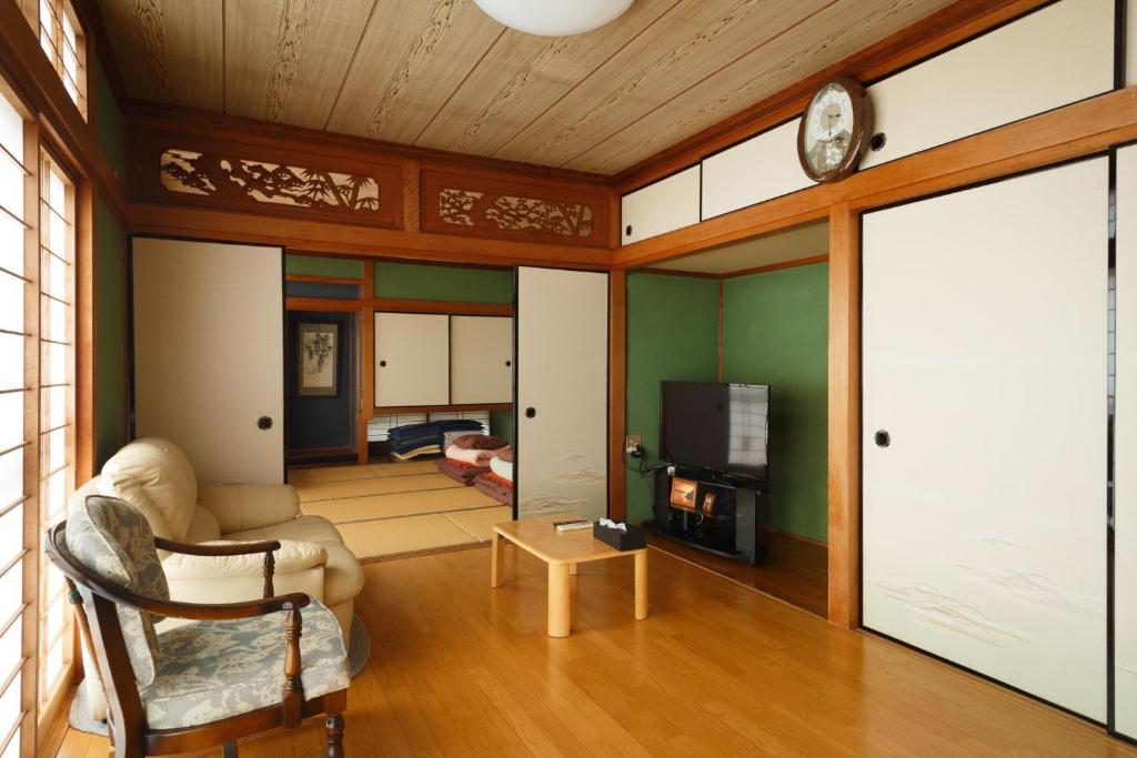 un salon avec une horloge murale dans l'établissement Sakitsu house TAMA - Vacation STAY 49306v, à Amakusa