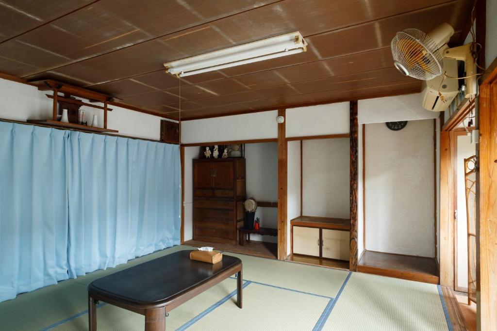 AmakusaにあるSakitsu house SEI - Vacation STAY 51020vのリビングルーム(テーブル、ファン付)