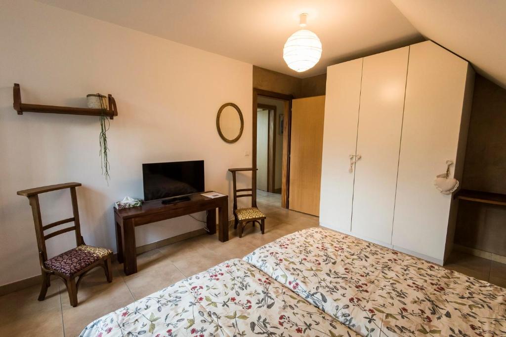 Postel nebo postele na pokoji v ubytování chambre d'hôtes de charme, un temps en forêt