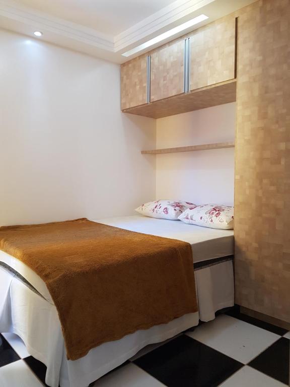 Llit o llits en una habitació de Lindo e aconchegante apt para até 04 pessoas