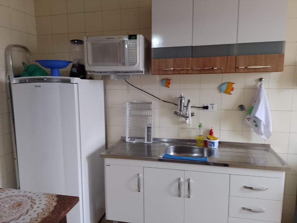 Kuhinja oz. manjša kuhinja v nastanitvi Apartamento na Praia Grande - Guilhermina - Ótima Localização