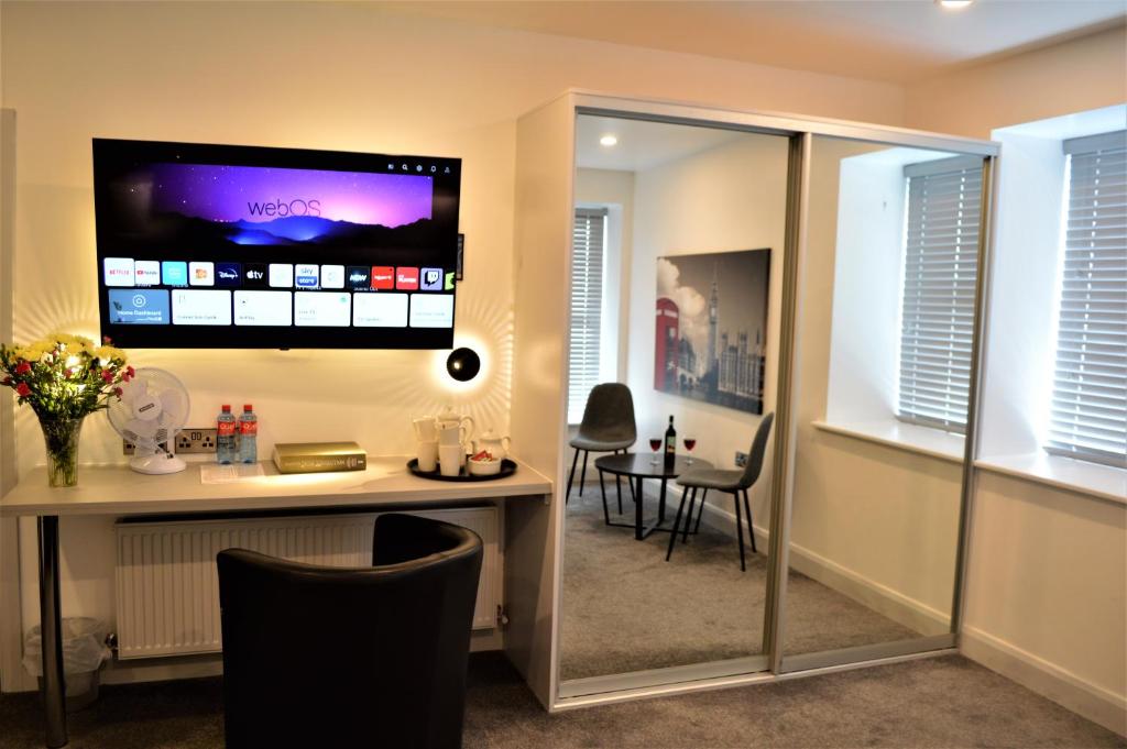 Televiisor ja/või meelelahutuskeskus majutusasutuses Bella Vista Hotel & Self Catering Suites