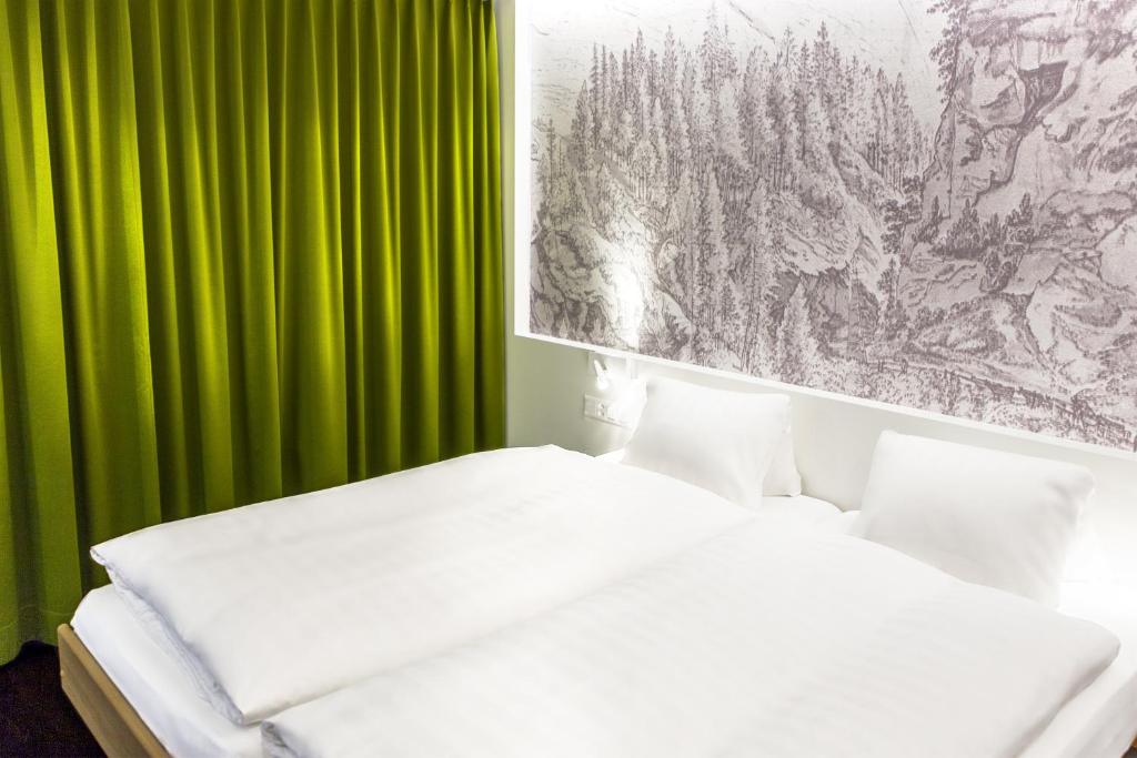 Postel nebo postele na pokoji v ubytování Hotel Weiss Kreuz
