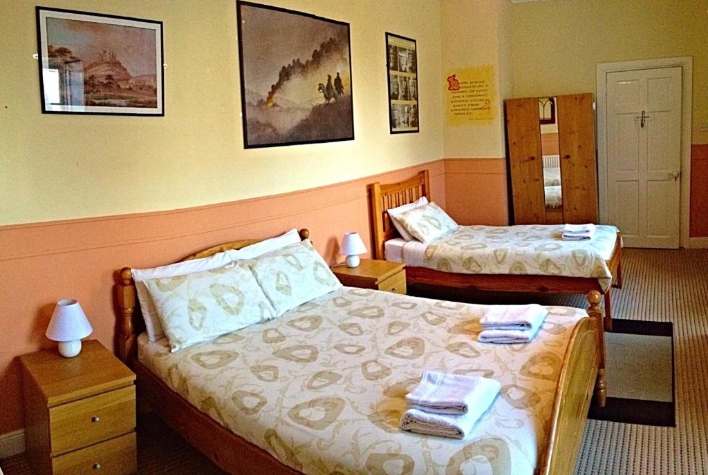 Posteľ alebo postele v izbe v ubytovaní Cashel Town Center INN