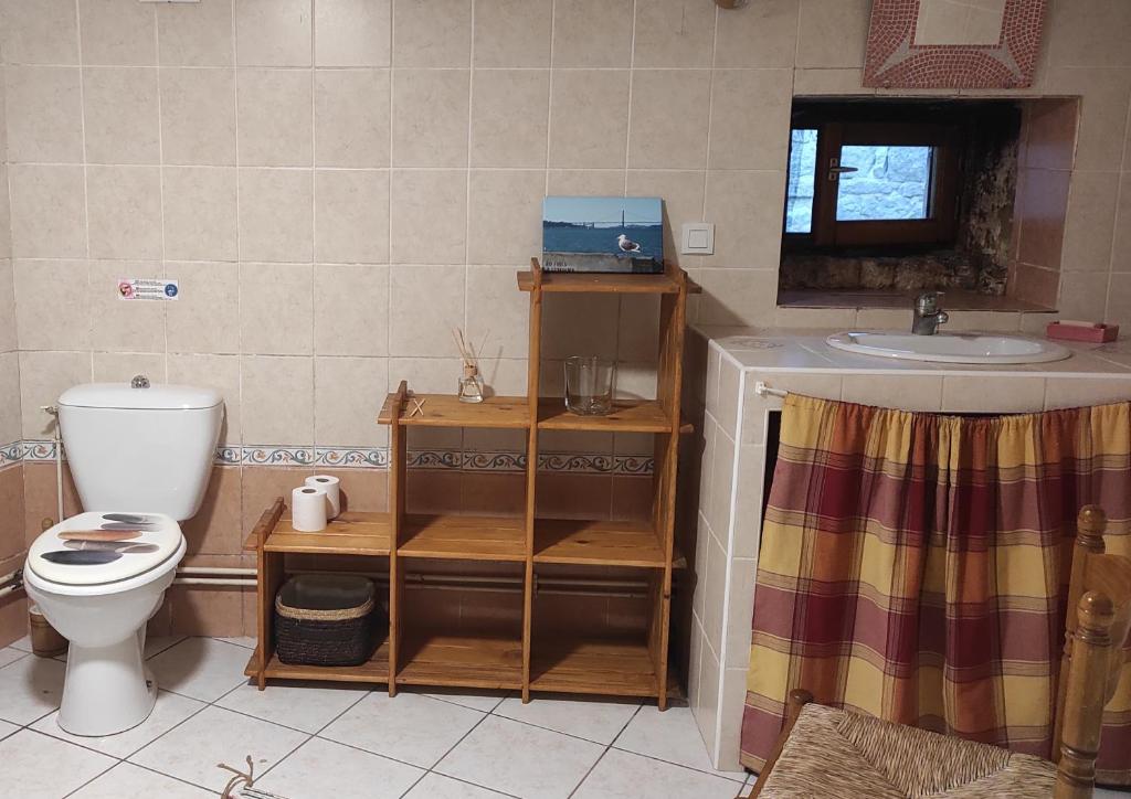 un bagno con un water e un lavandino di Gîte au calme avec superbe vue : La Talonie a Mouret