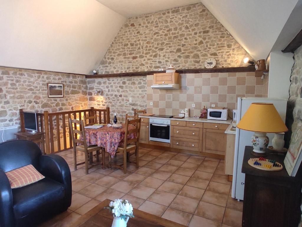 una cucina con tavolo e sala da pranzo di Gîte au calme avec superbe vue : La Talonie a Mouret