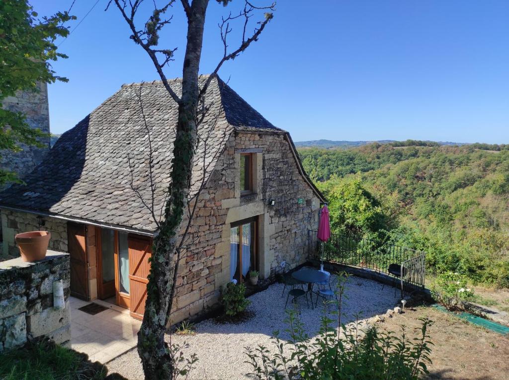 Cottage in pietra con vista di Gîte au calme avec superbe vue : La Talonie a Mouret