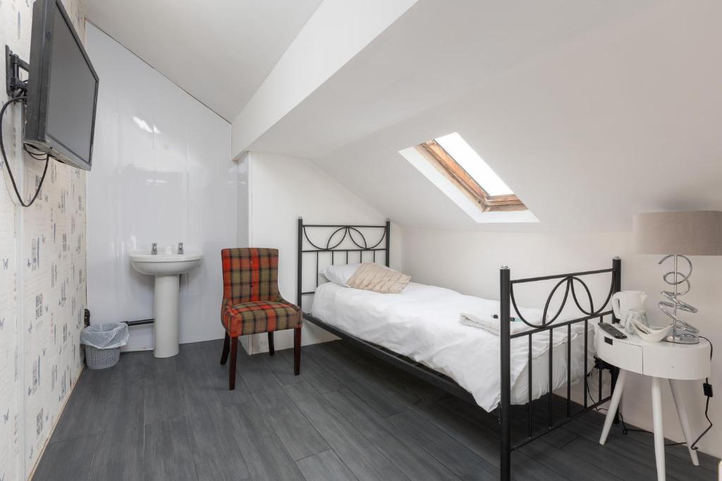 
Standard Single Room with Shared Bathroom
