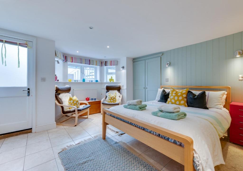 - une chambre avec un grand lit dans l'établissement Shoreline, à Aldeburgh