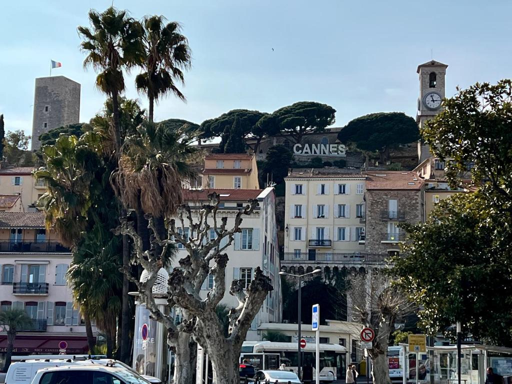 Výhľad na mesto Cannes alebo výhľad na mesto priamo z apartmánu