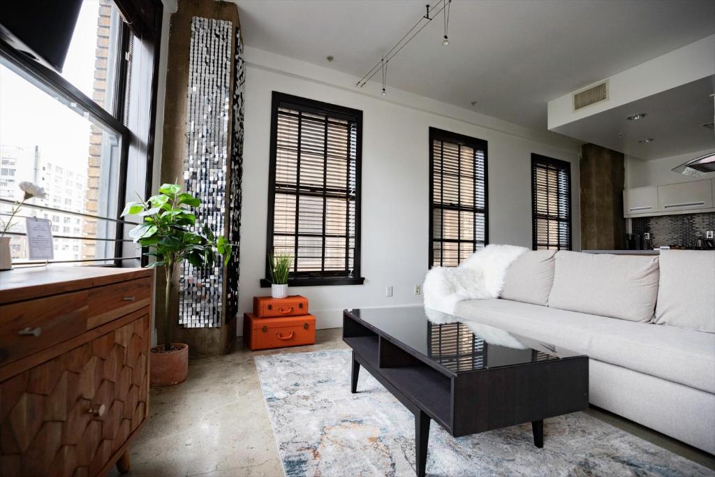 sala de estar con sofá blanco y mesa en Urban Loft Apartment en Los Ángeles