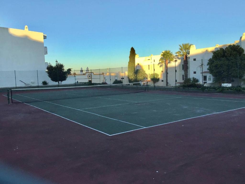 een tennisbaan voor een gebouw bij Apartamento em Albufeira in Albufeira