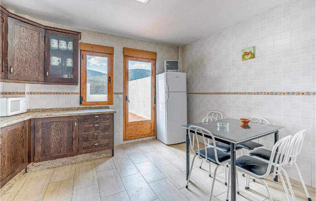 uma cozinha com uma mesa e um frigorífico em Cozy Home In Torres With Kitchenette em Torres