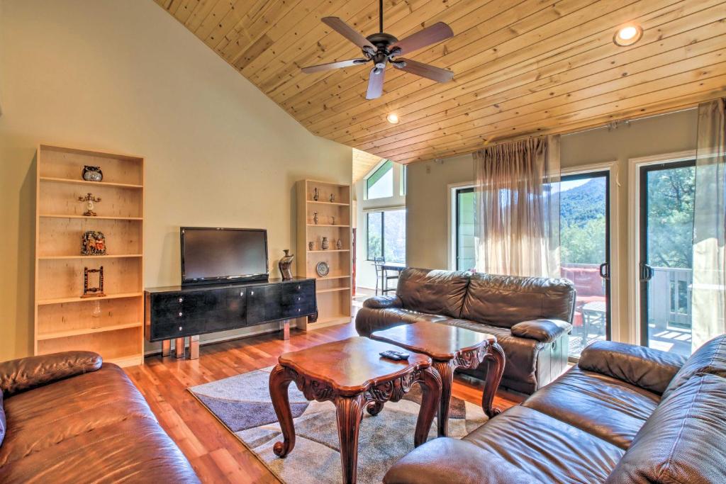 een woonkamer met lederen meubels en een flatscreen-tv bij Pine Mountain Club Home with Beautiful View! in Frazier Park